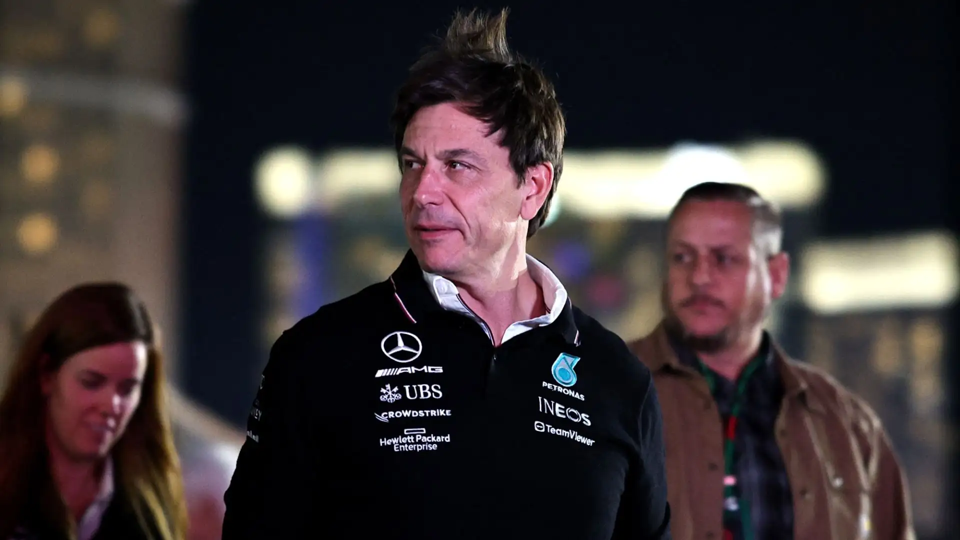 "Ora abbiamo un direttore di gara competente", ha detto sibillino Wolff, riferendosi al controverso finale del Mondiale 2021 vinto da Verstappen e all'ex direttore di gara Michael Masi