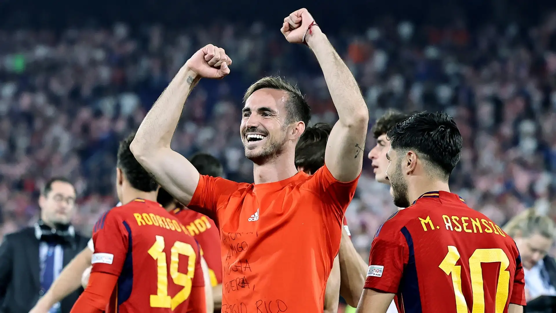 Ha giocato 29 partite con la Spagna nella sua carriera, segnando 4 gol