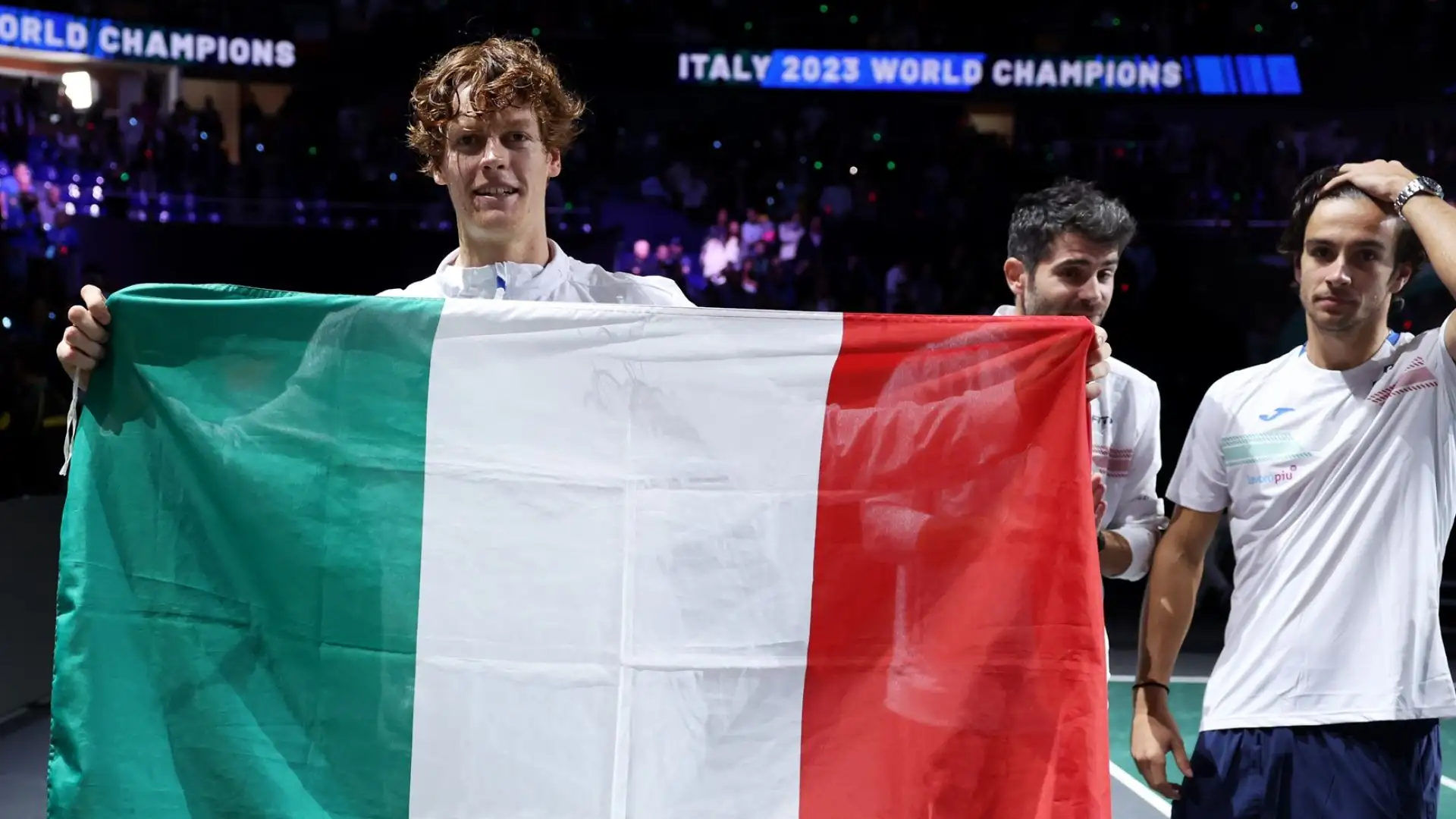 Gli Azzurri non riescono a contenere la loro gioia dopo lil punto decisivo di Sinner