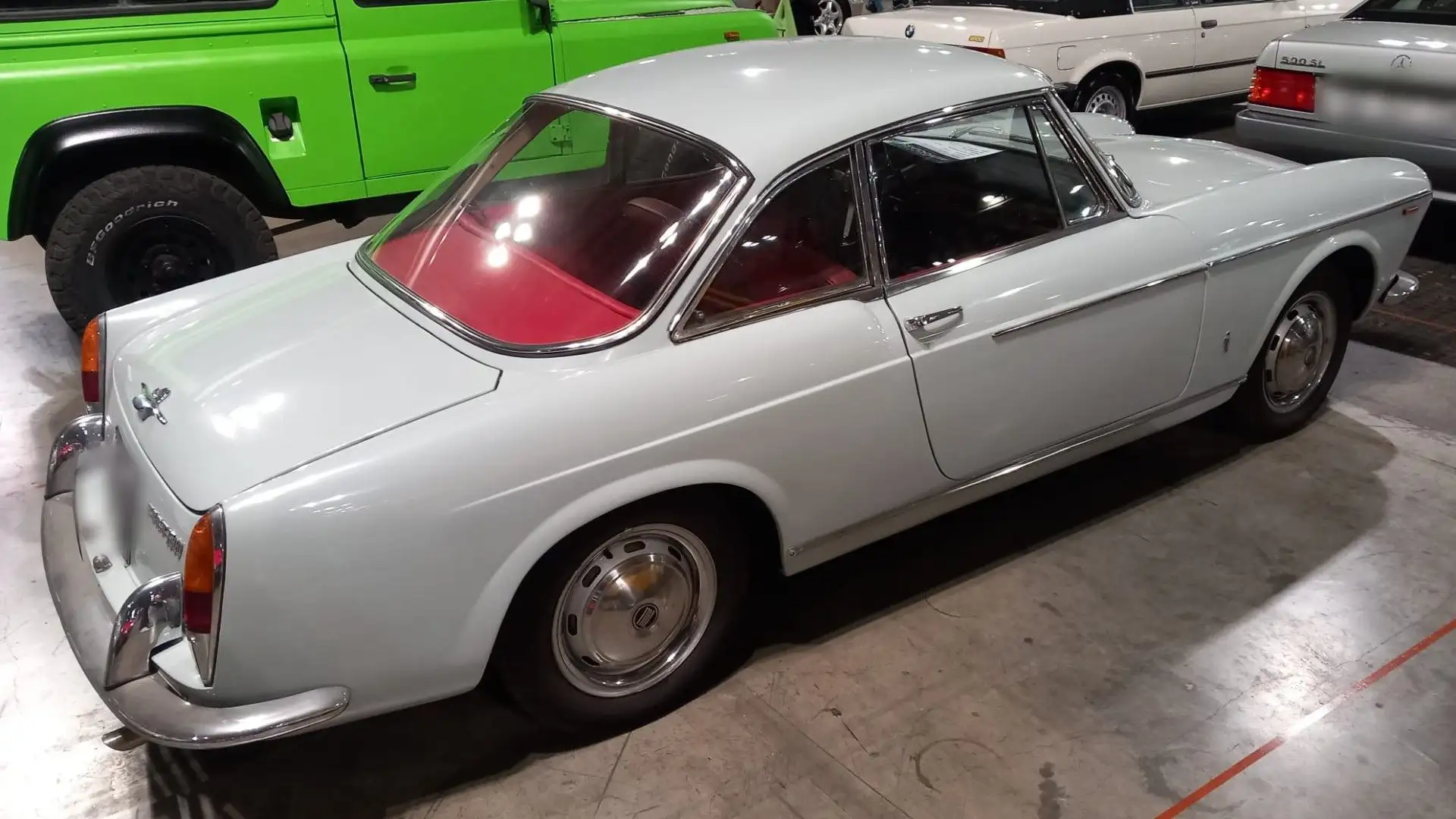 La casa automobilistica presentò nell'aprile del 1961 una prima versione berlina 