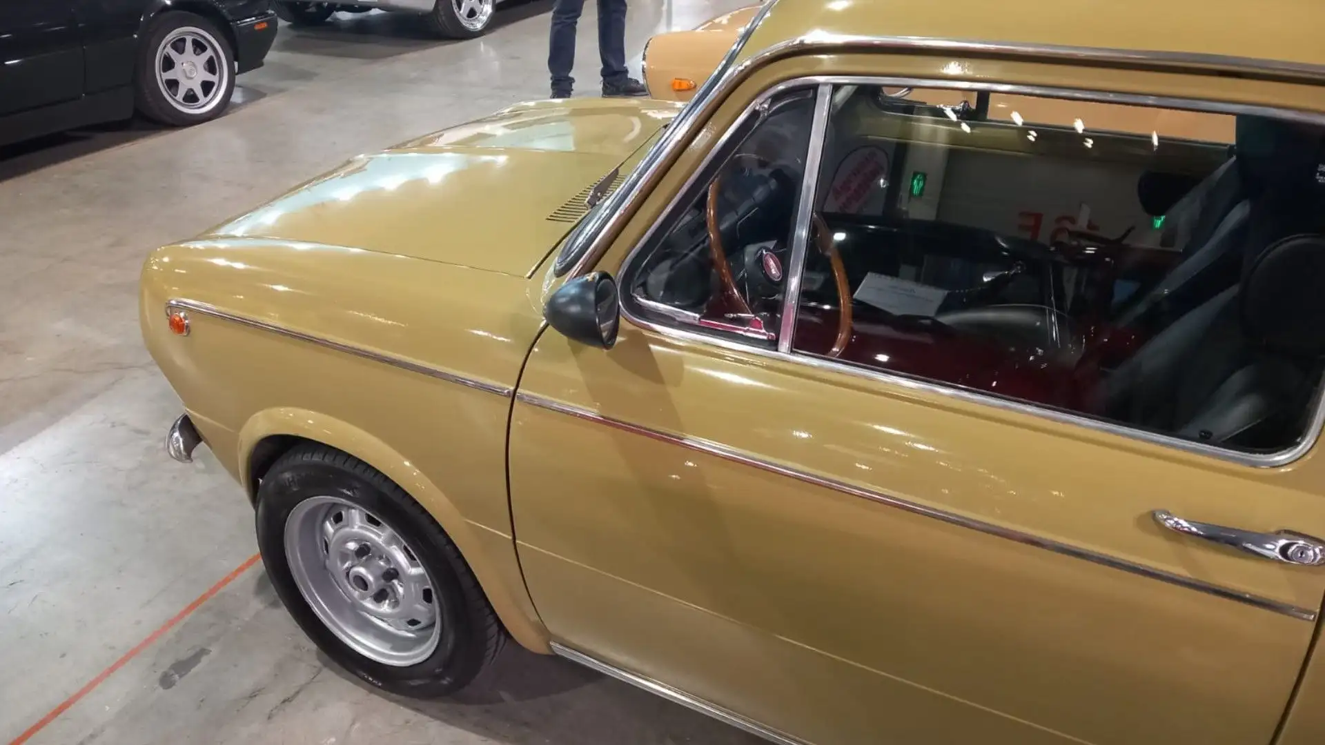 Con soli 670 kg di peso la vettura raggiunge una velocità massima di circa 120 km/h.