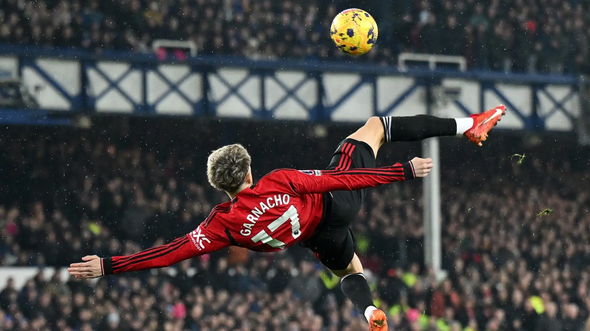 L'ala argentina Garnacho si è inventato una rete stupenda al 3' del match tra Everton e Manchester United
