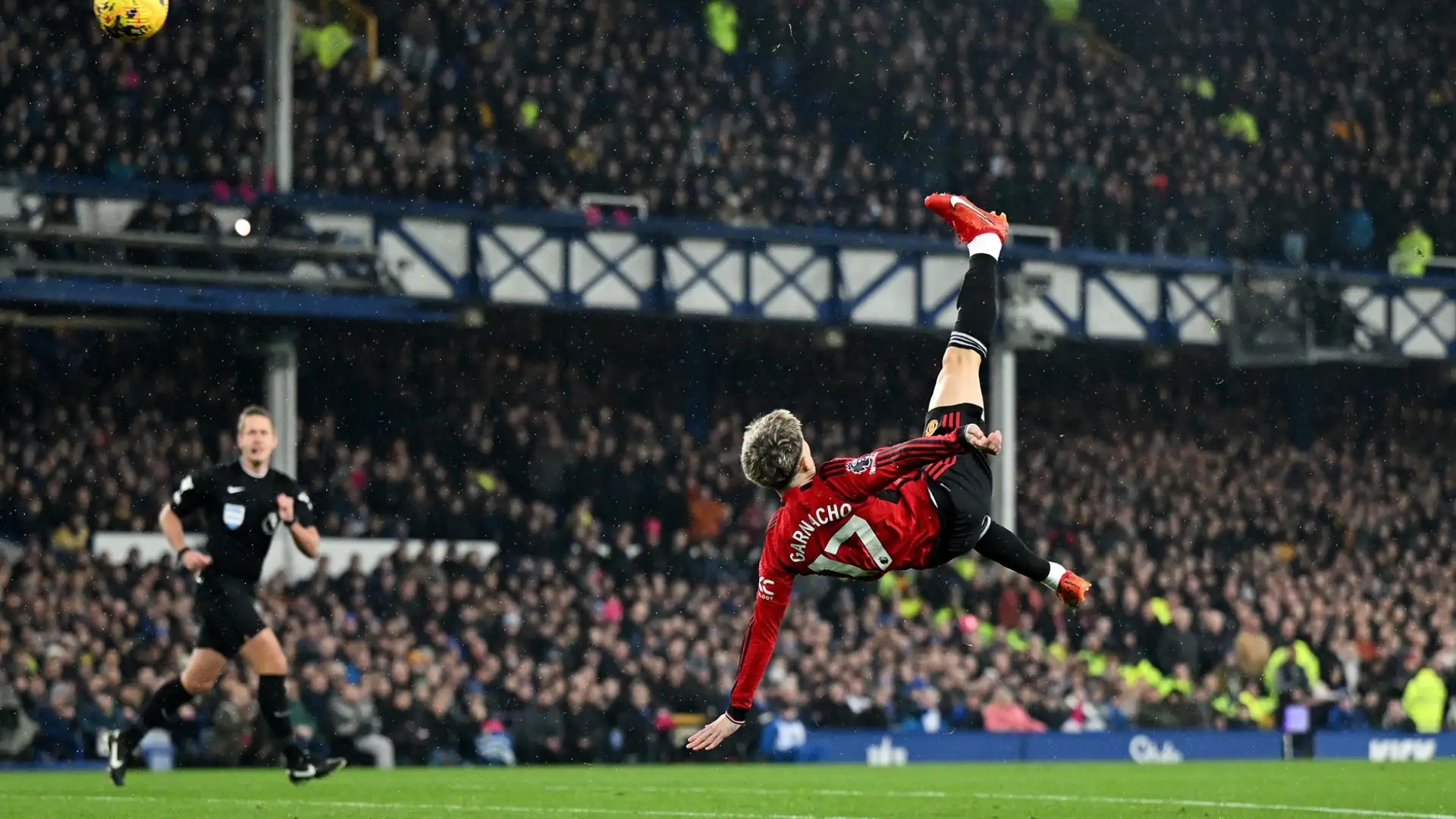 Un'acrobazia degna di Cristiano Ronaldo, che realizzò una prodezza del genere contro la Juventus
