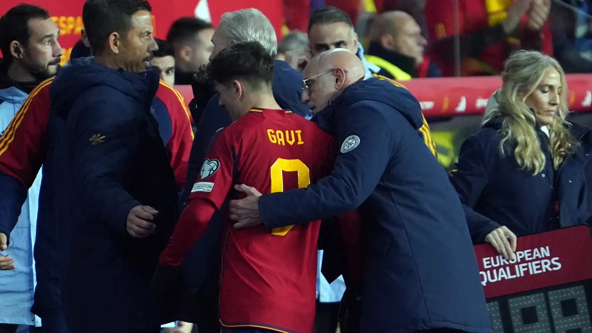 I blaugrana sono a caccia di un sostituto di Gavi, gravemente infortunato durante un match con la Spagna, e guardano a Parigi