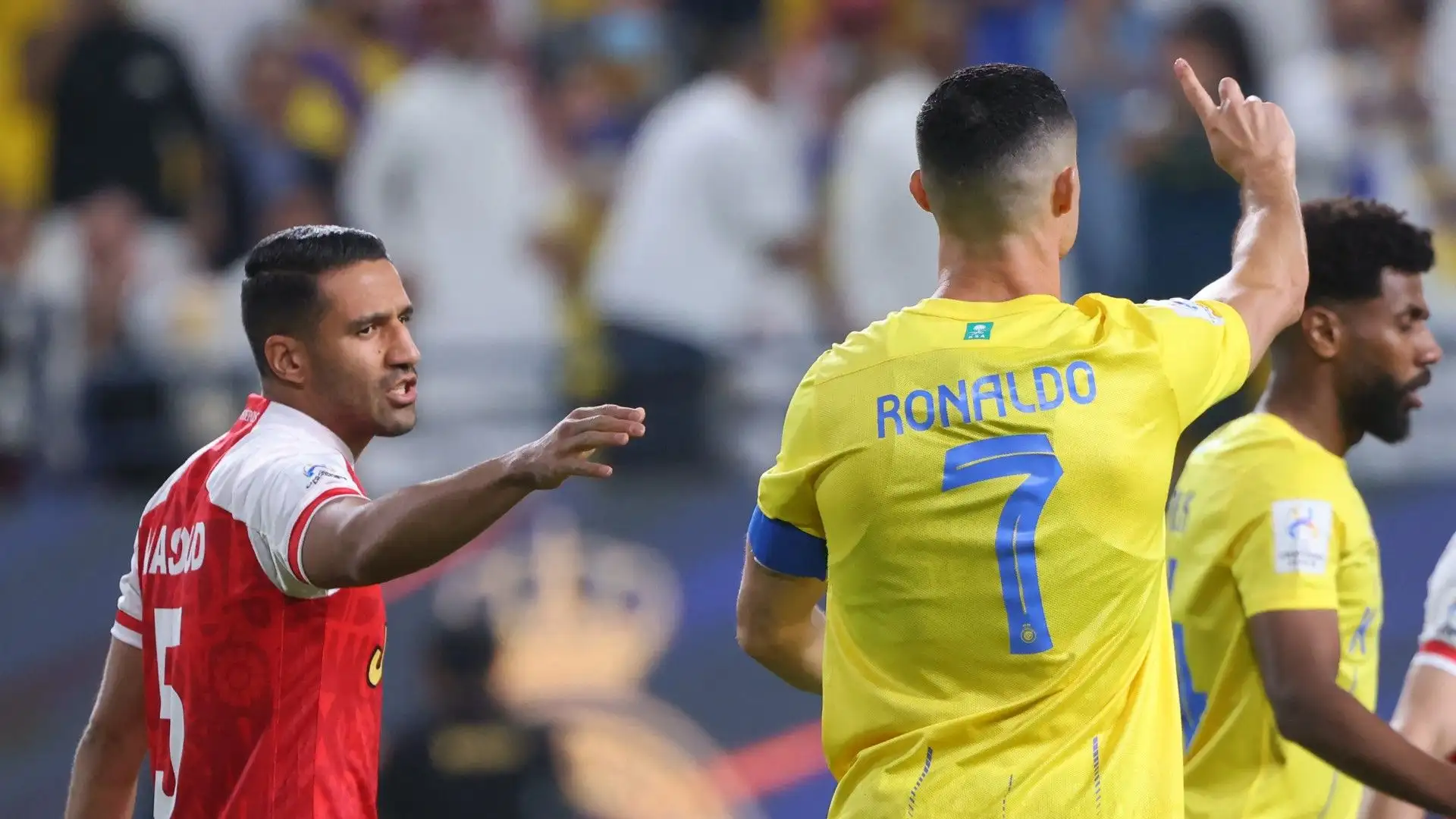L'arbitro ha assegnato il rigore ma lui ha fatto segno di "no" con il dito
