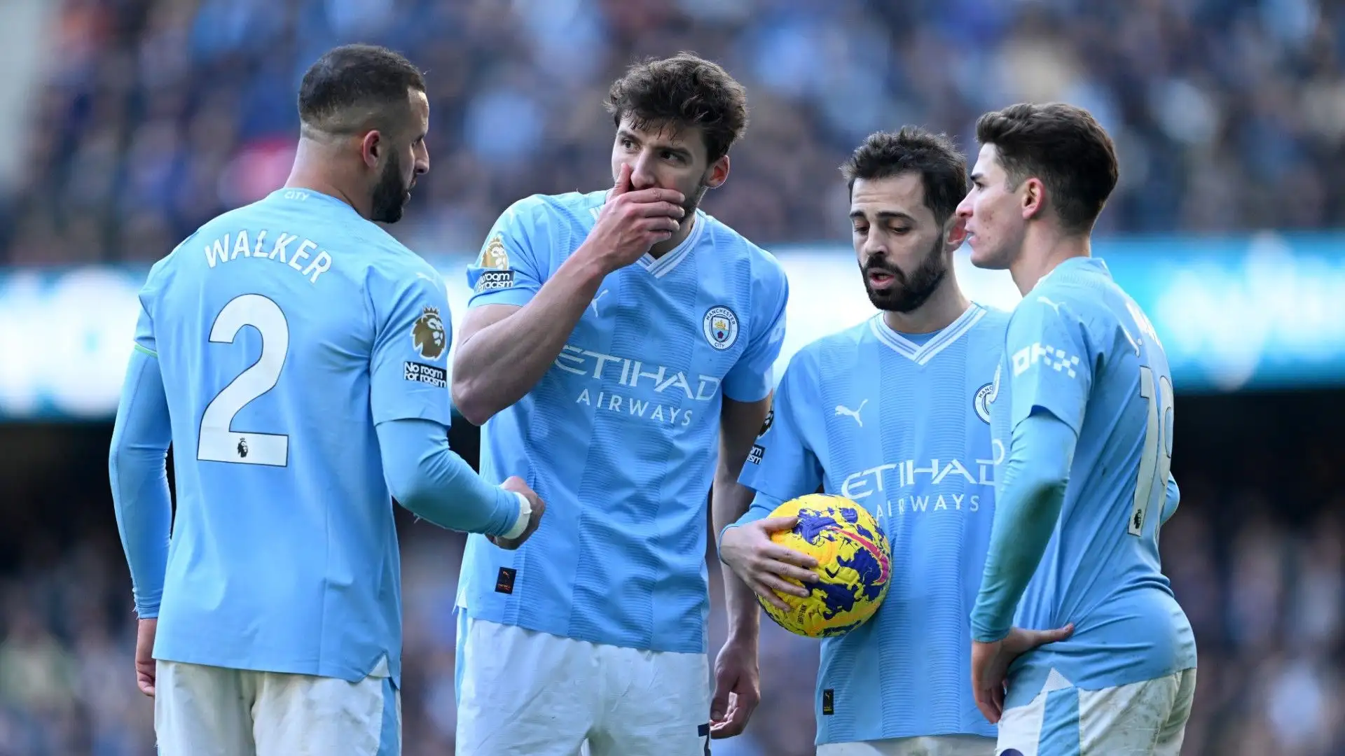 Ecco alcuni calciatori mentre organizzano un calcio di punizione