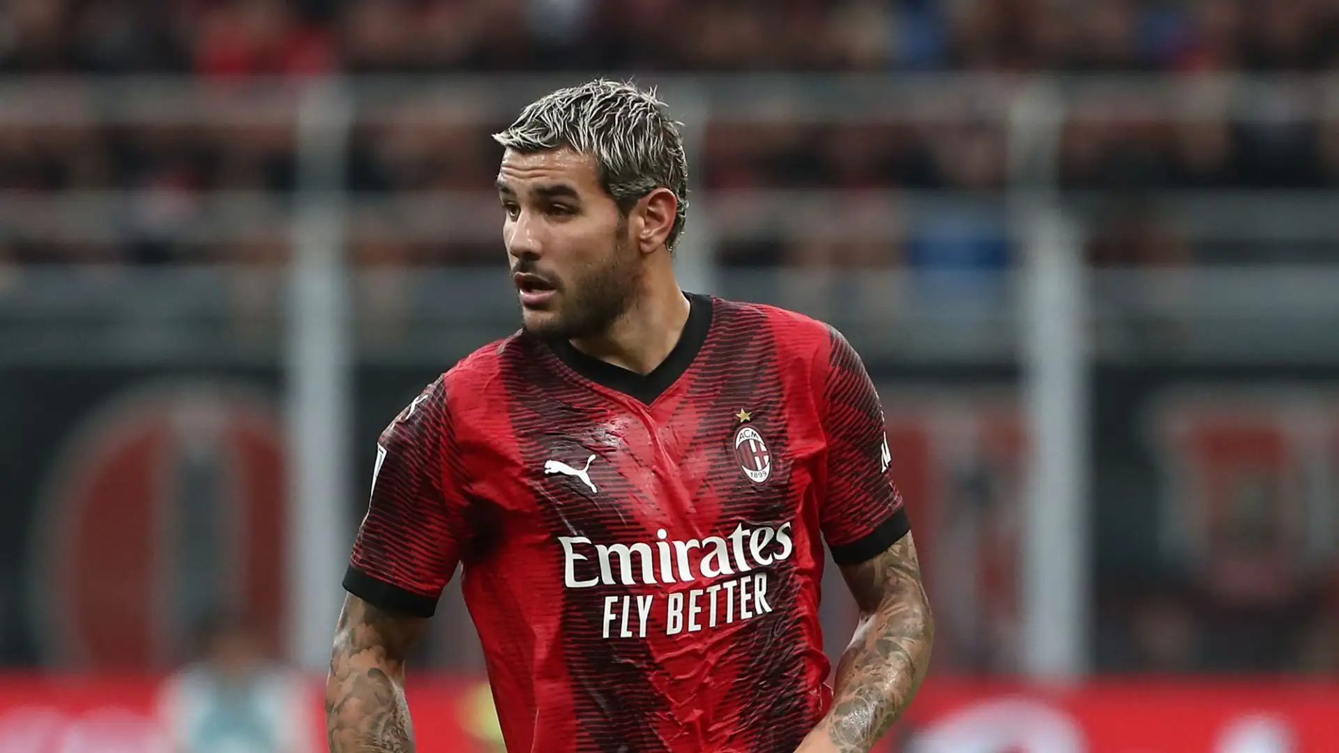 Theo Hernandez ha un contratto in scadenza con il Milan nel 2026, e l'accordo con i rossoneri per il rinnovo è ancora lontano