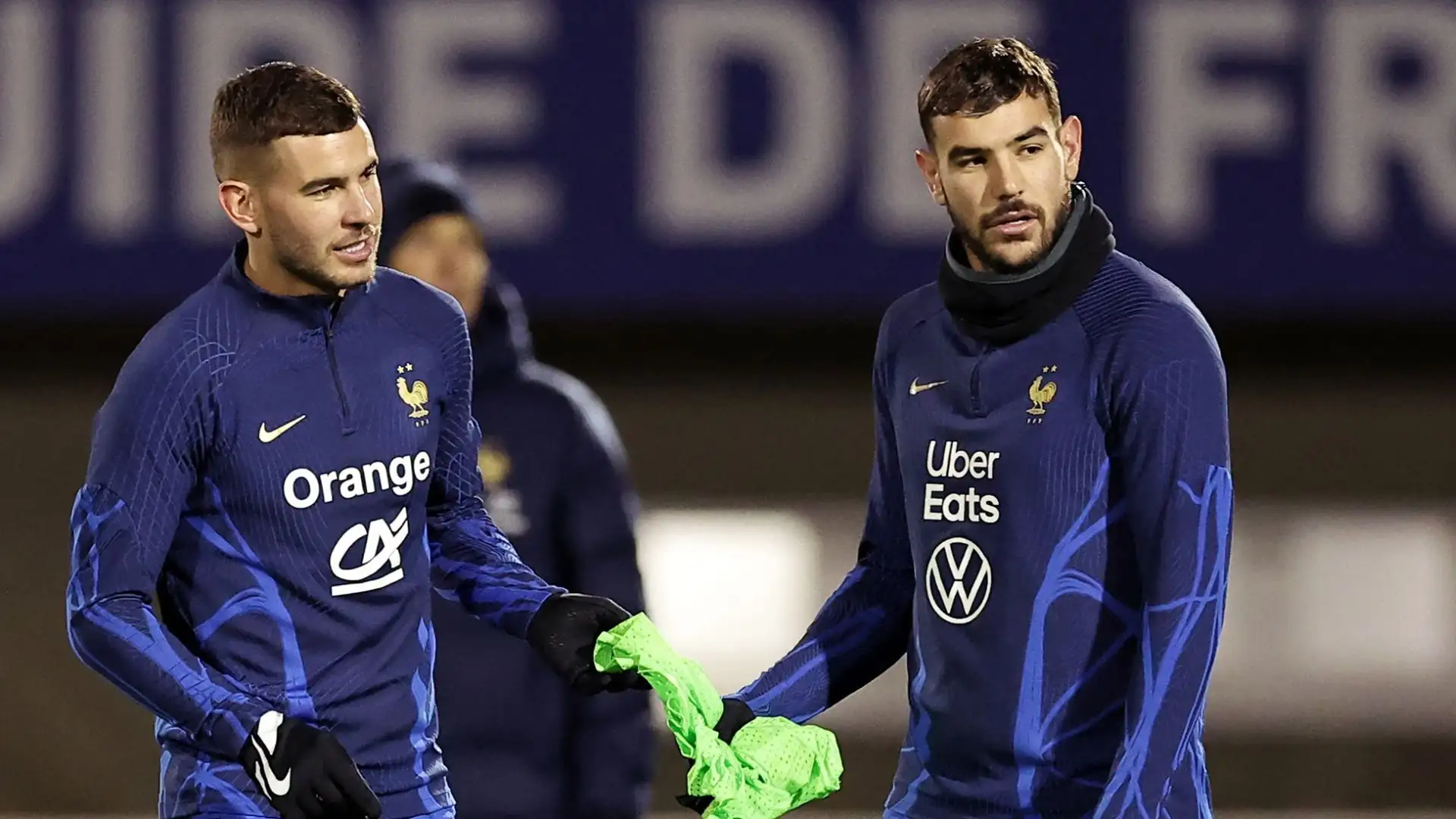 Il suo arrivo permetterebbe al fratello Lucas Hernandez di tornare a giocare al centro, proprio come nella Nazionale francese
