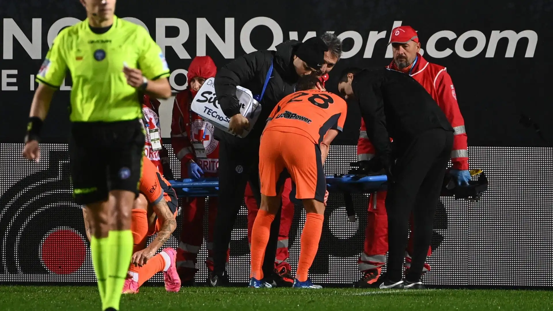 Il difensore era molto dolorante: problema al ginocchio per lui, che è stato sostituito da Darmian
