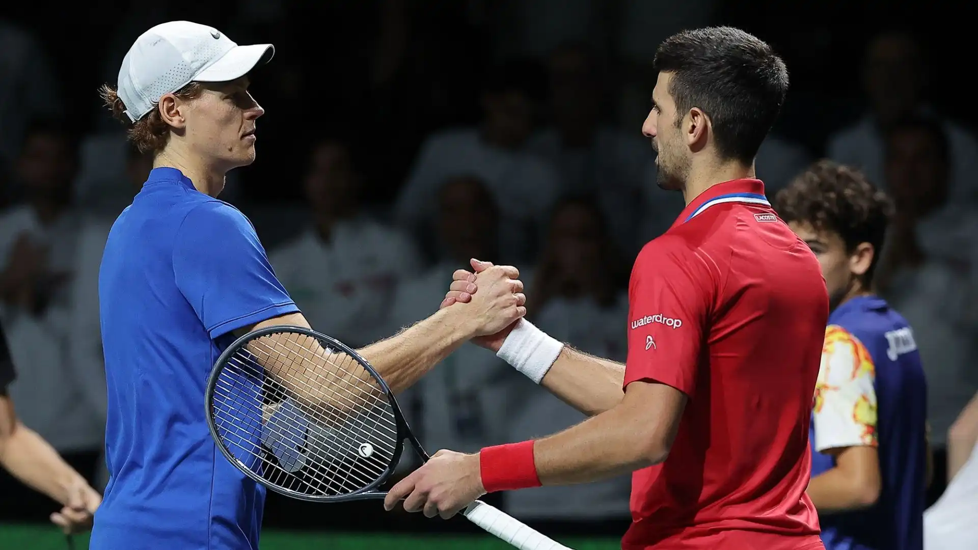 Novak Djokovic si inchina davanti a Jannik Sinner
