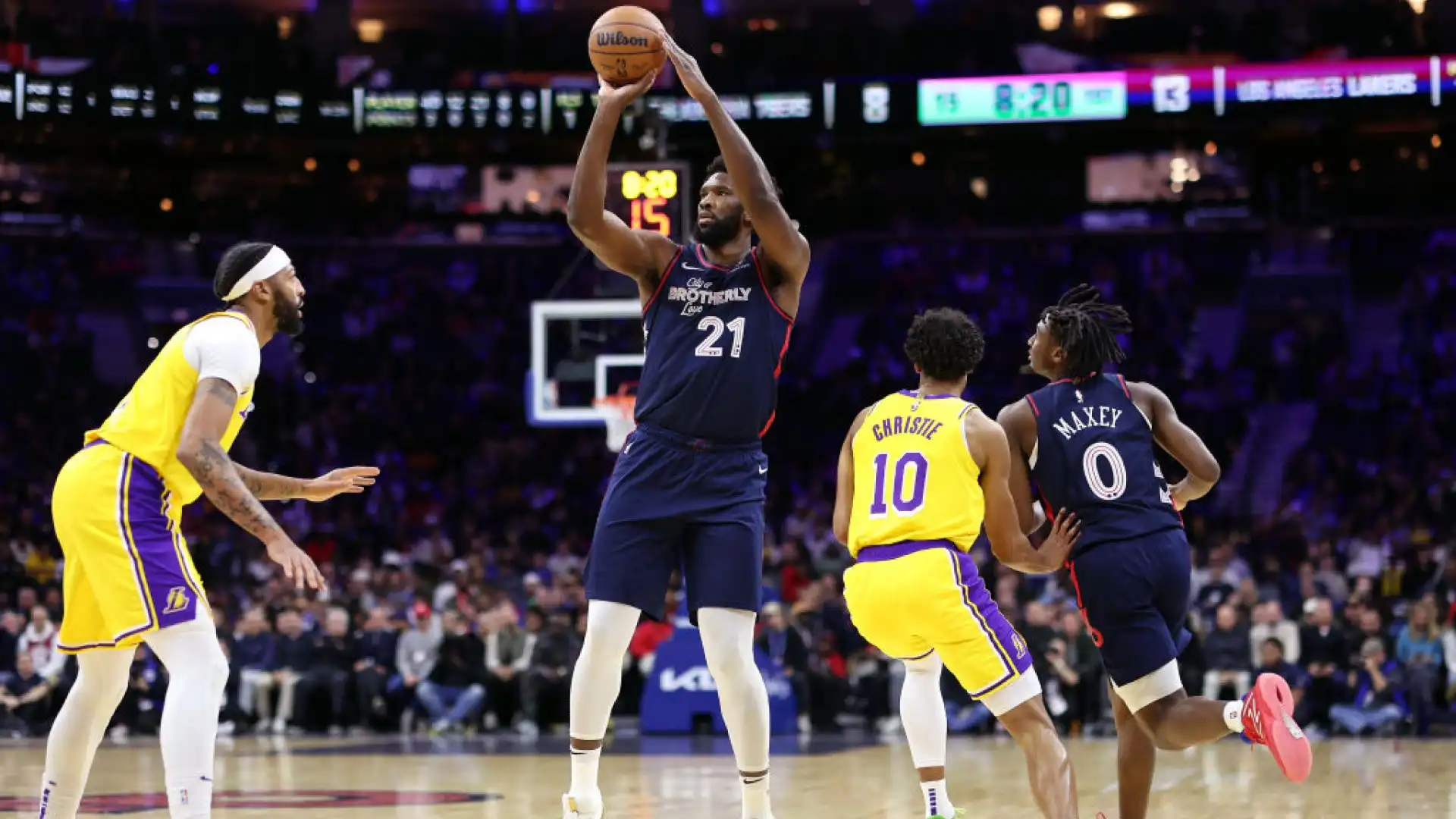 NBA, Joel Embiid e Tyrese Maxey travolgono i Lakers. Successi per Fontecchio e Gallinari