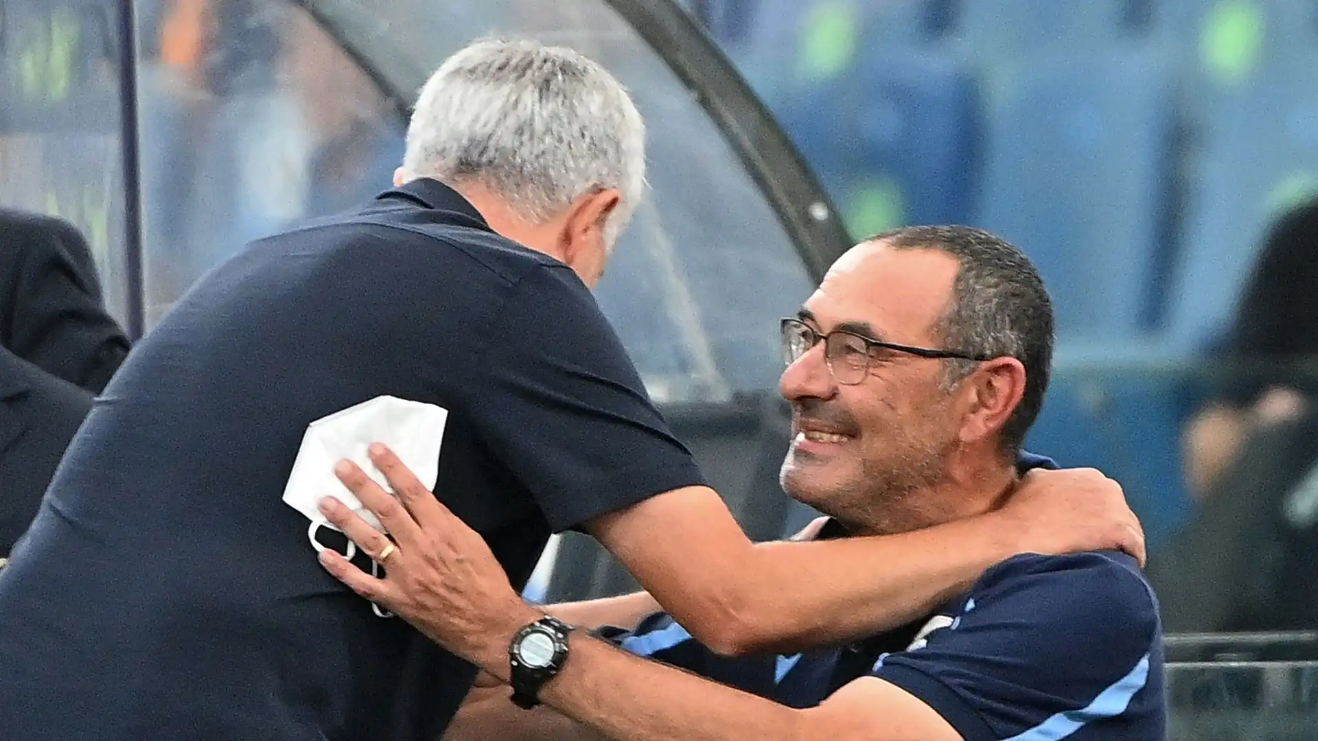 Frecciate e carezze tra José Mourinho (che attacca l’arbitro e Pedro) e Maurizio Sarri