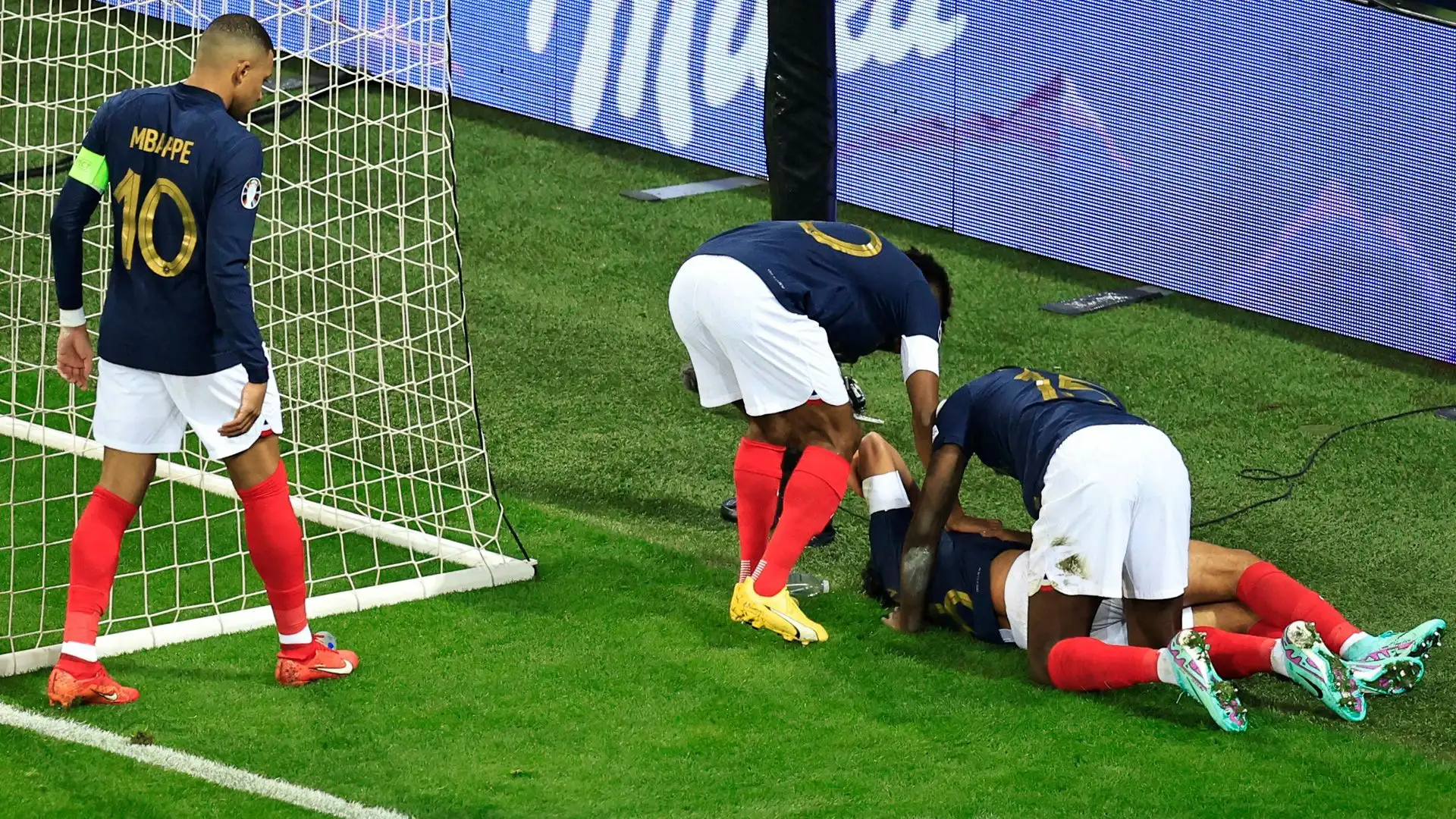 Mbappé ha siglato una tripletta, due reti nel finale per Giroud