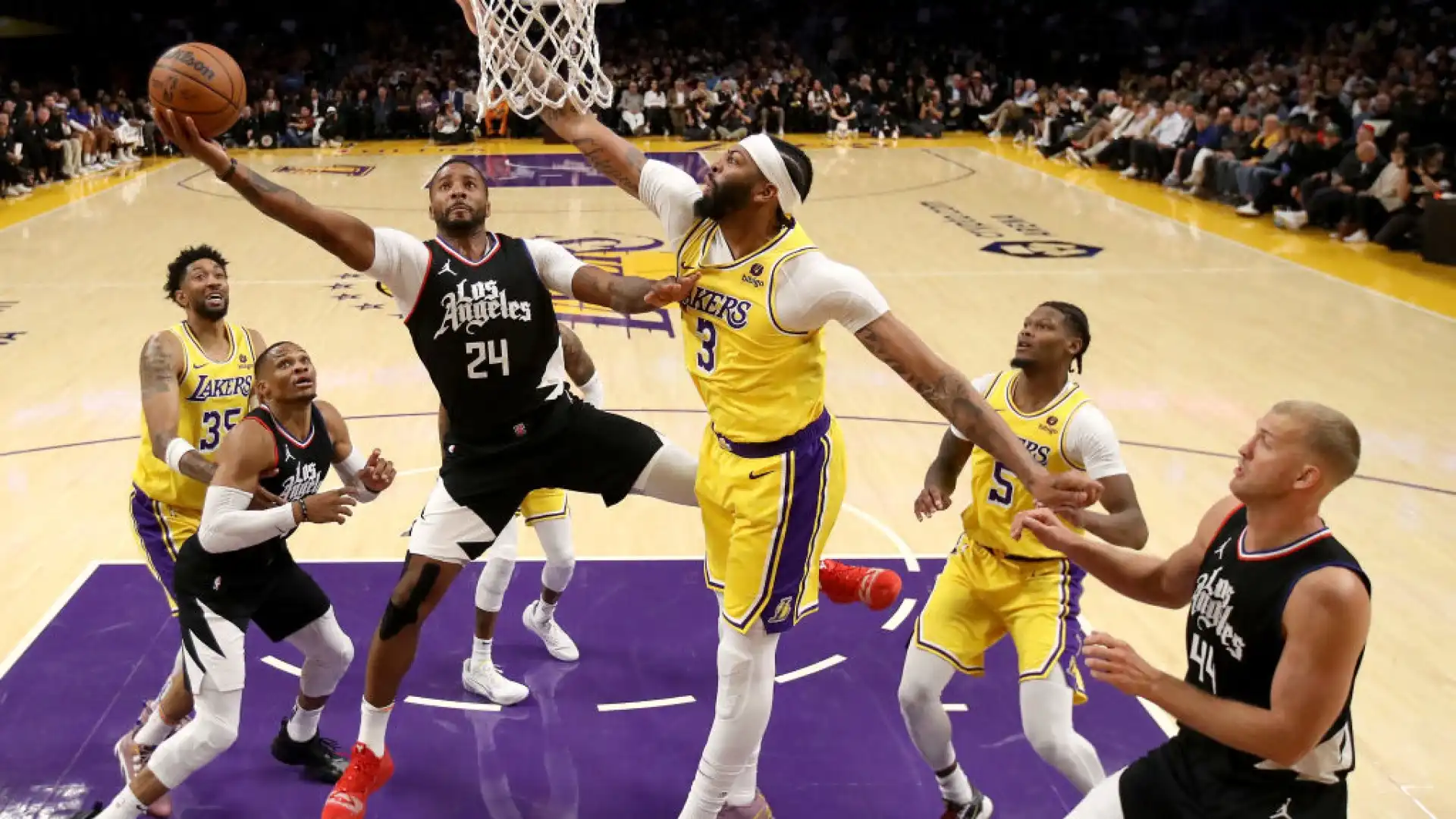 NBA, il primo derby stagionale va ai Lakers. Vittorie per Boston e Dallas