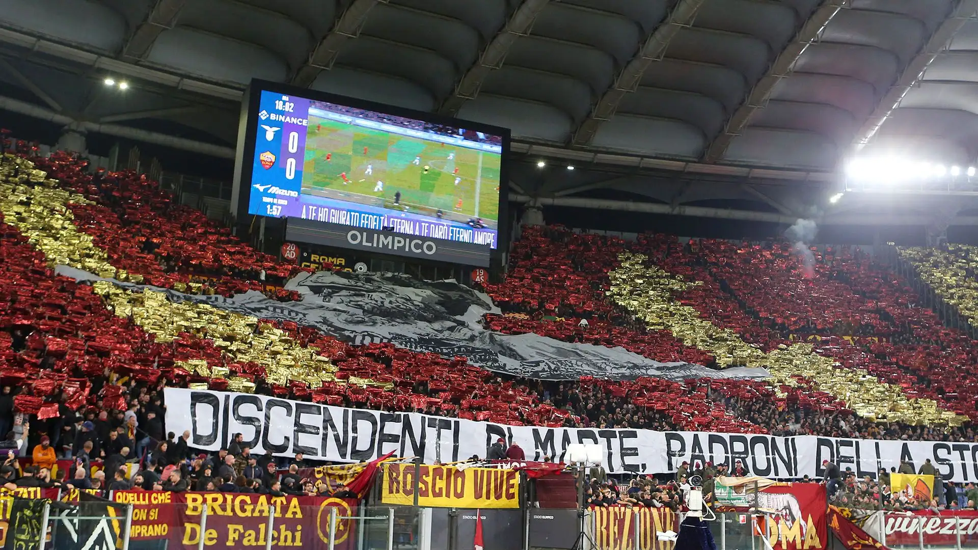 Le due tifoserie si sono sfidate poco prima del via del derby