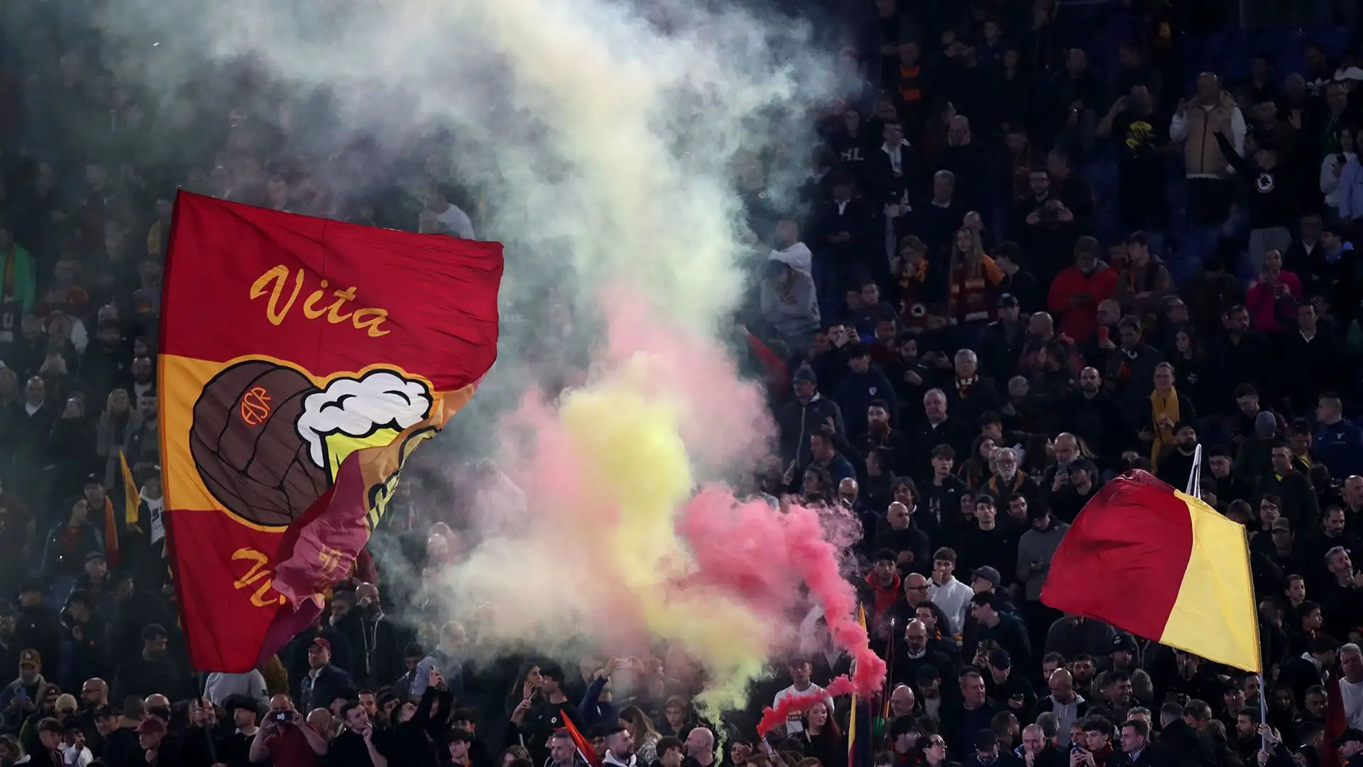 I giallorossi hanno risposto con lo striscione "Discendenti di Marte, padroni della storia"