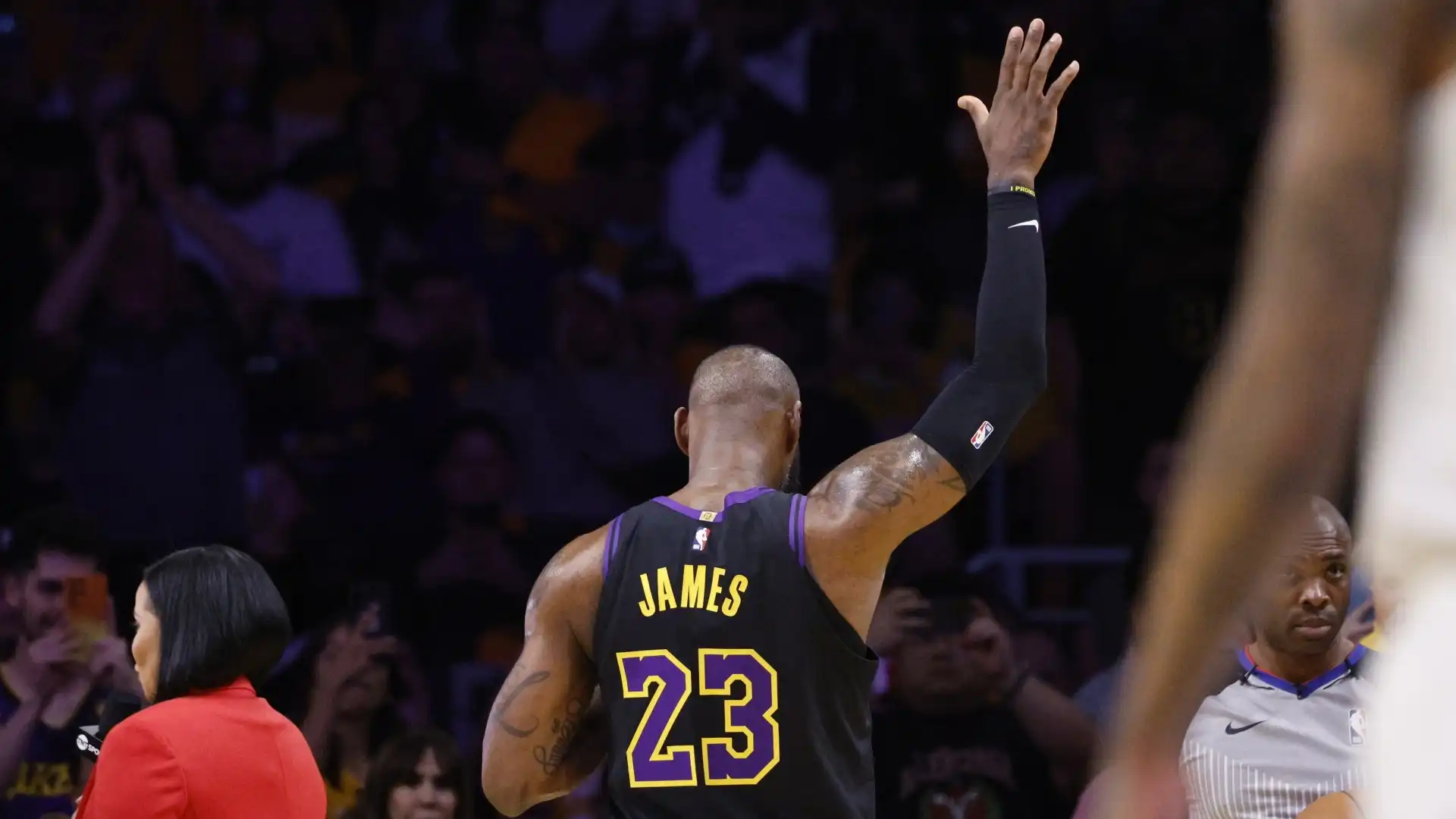 NBA, LeBron James vince a Cleveland ma non dimentica