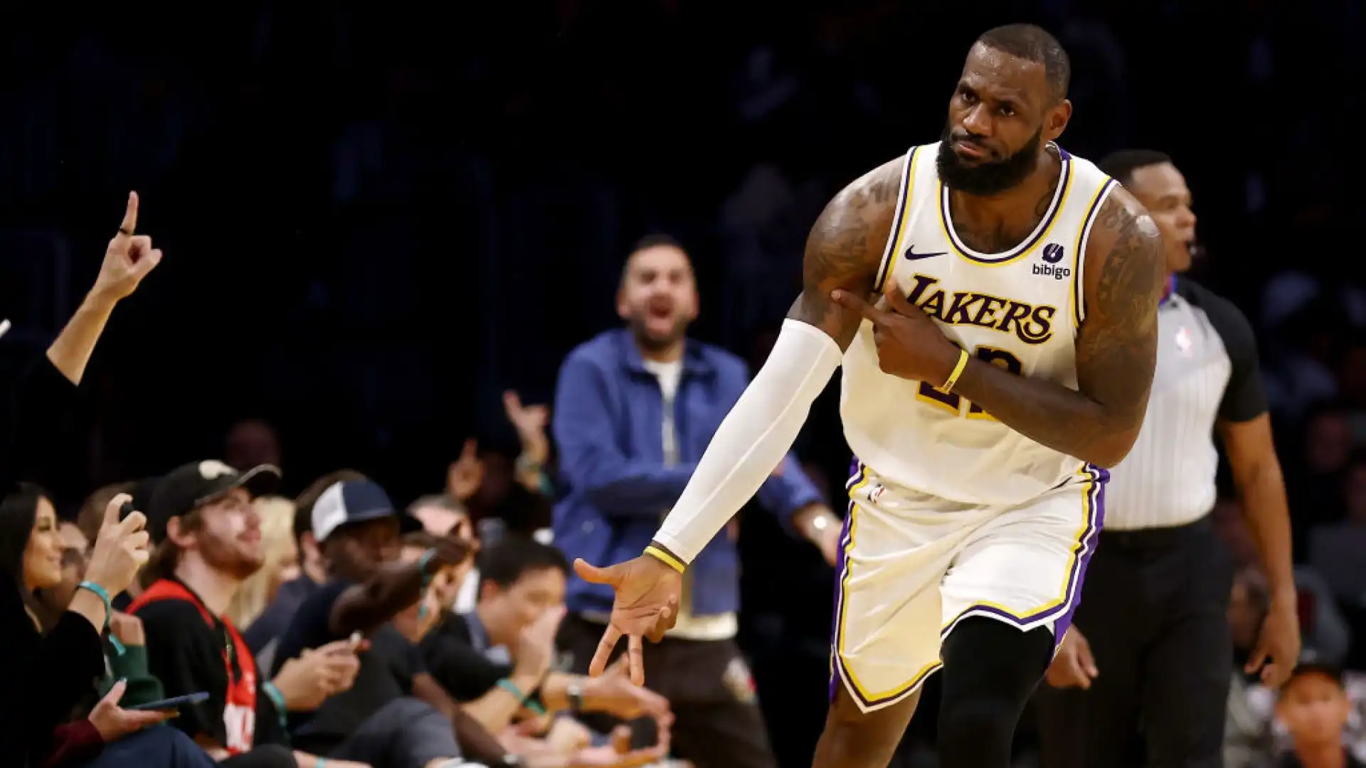 NBA, LeBron James trascina i Lakers contro Houston. Phoenix piega Utah al 2OT