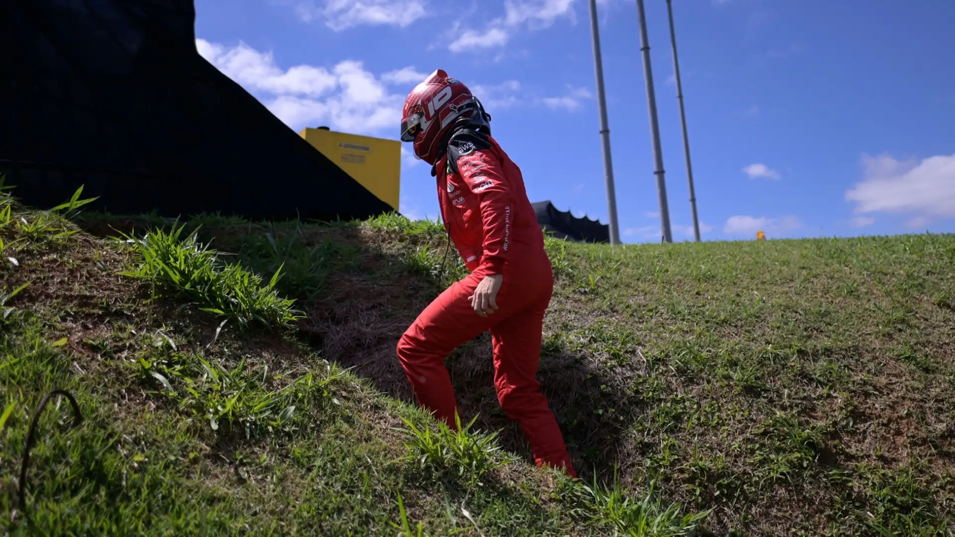 Ancora con il casco, Leclerc si è messo in marcia per raggiungere il paddock