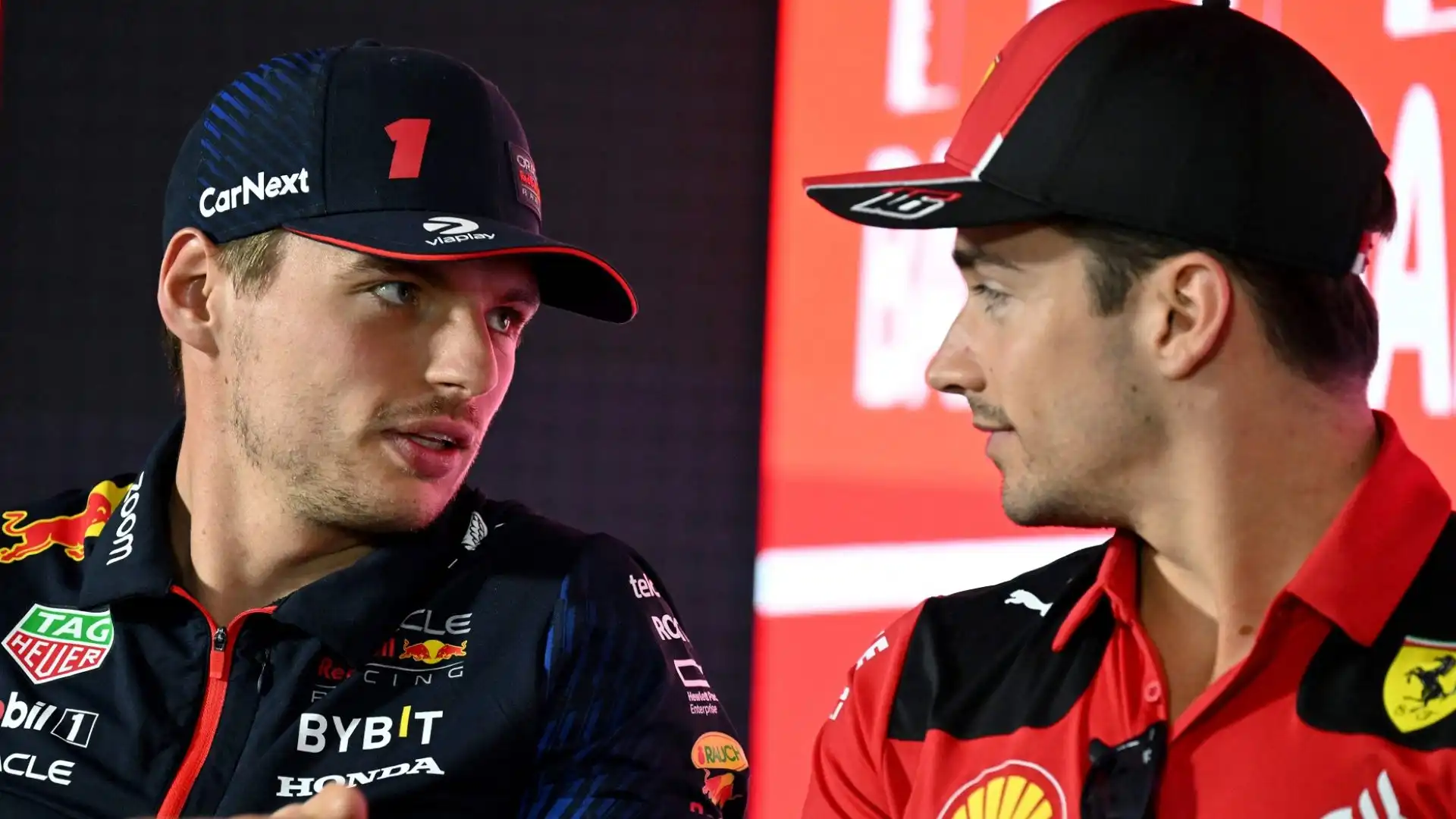 Max Verstappen scherza con Charles Leclerc