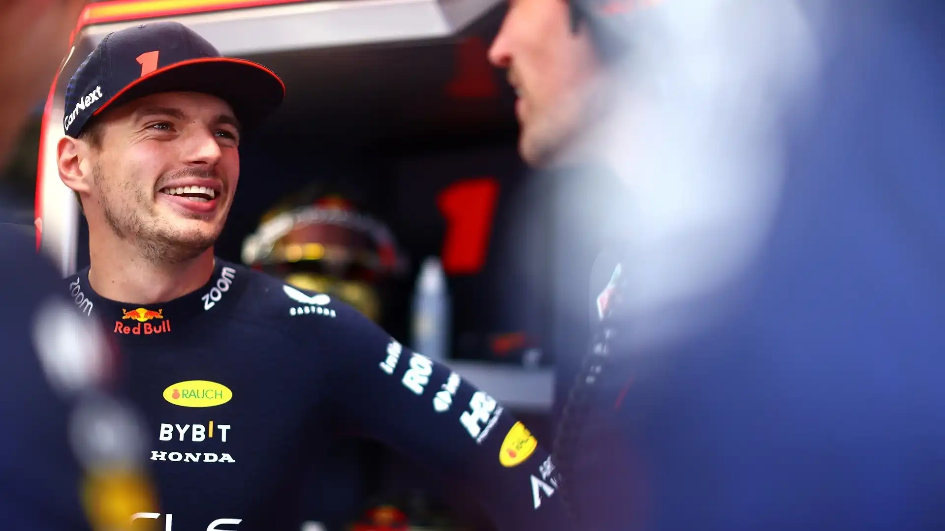 Max Verstappen non forza e sorride