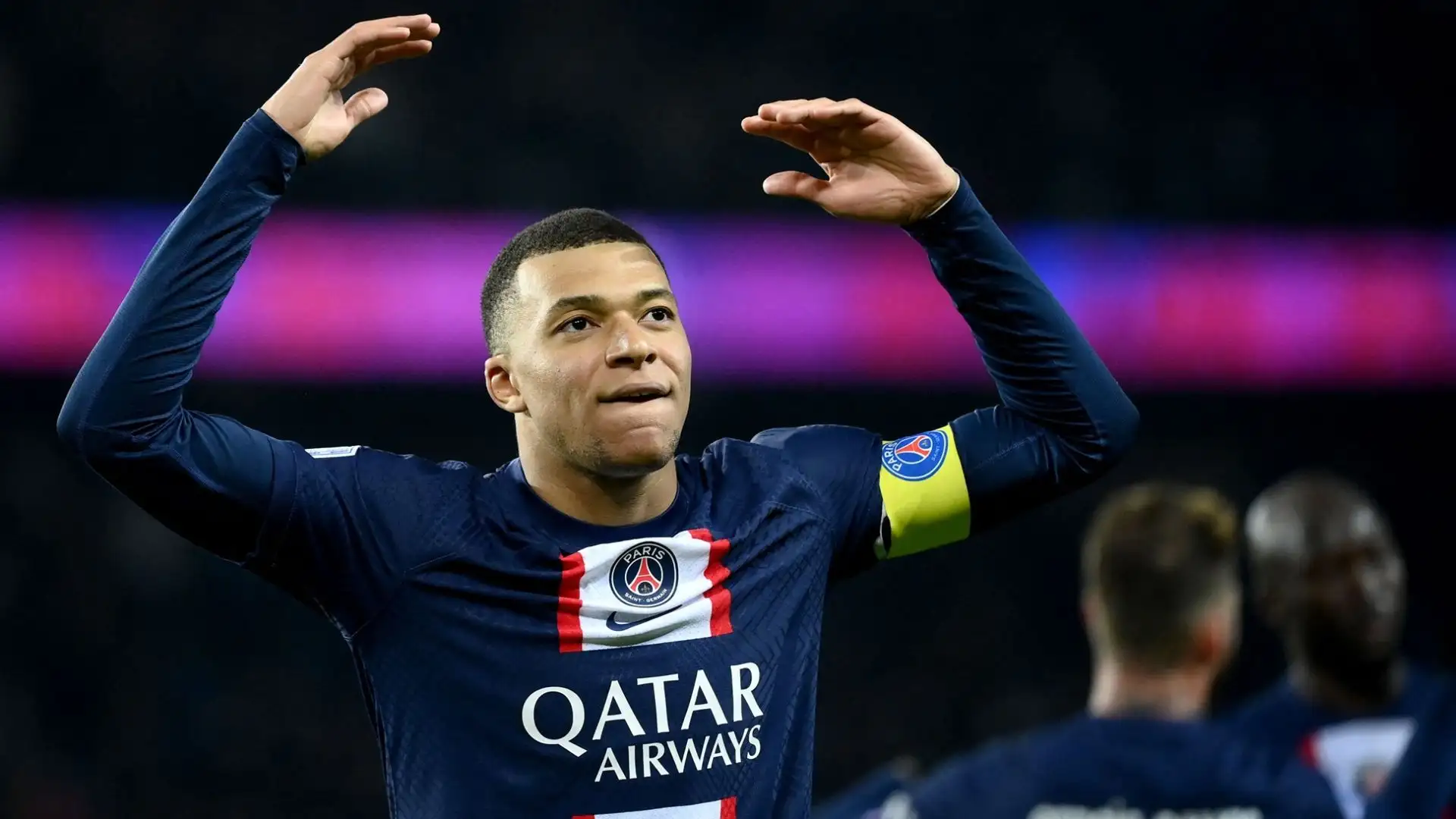 Oltre alle ben note richieste economiche (Mbappé guadagna uno stipendio pazzesco a Parigi), il fuoriclasse francese ha dettato due condizioni non negoziabili, secondo quanto riporta la stampa francese