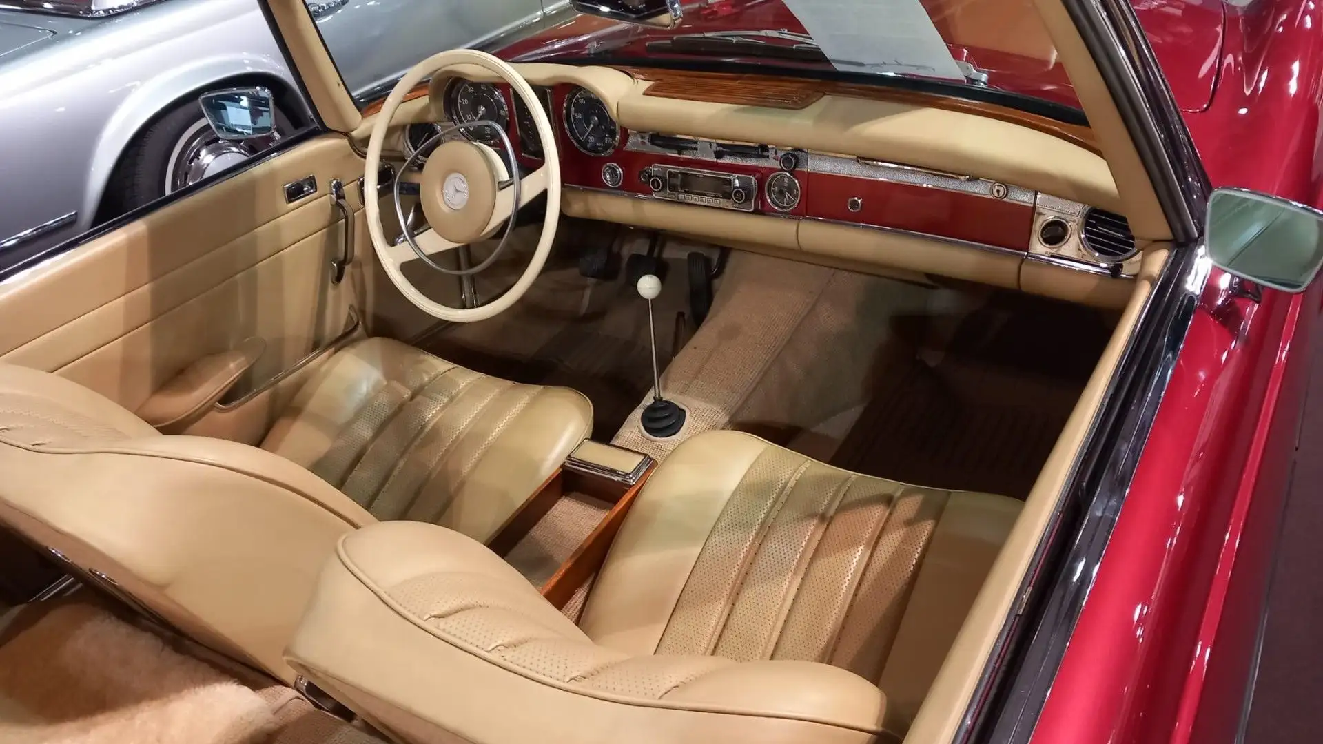 Tutte le versioni della Mercedes SL W113 sono spinte da motori a 6 cilindri