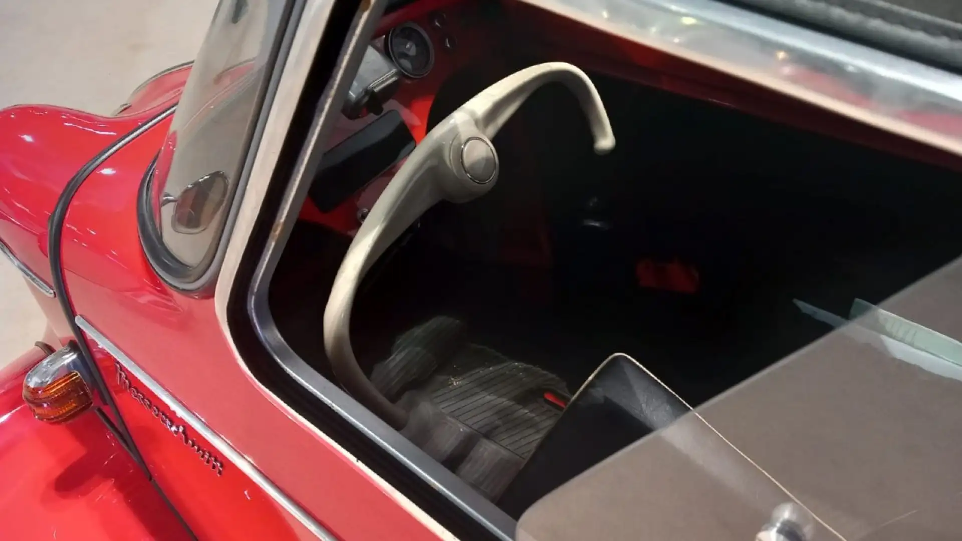 Tra le particolarità dell'auto il volante, che sembra più un manubrio o una cloche di un aereo