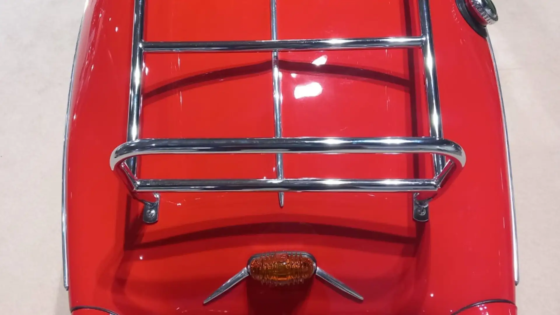 Questa auto monta un motore monocilindrico a 2 tempi da 191cc