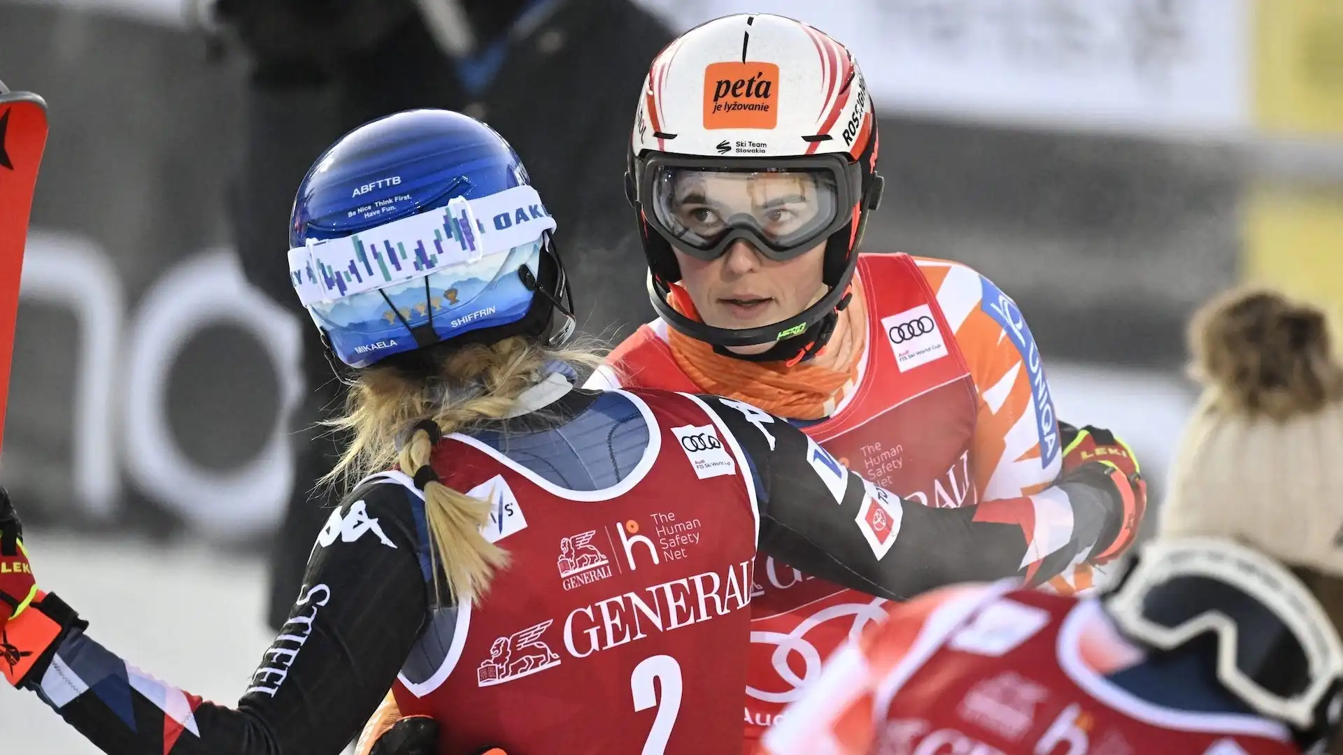 Petra Vlhova inforca, Mikaela Shiffrin vince a Levi