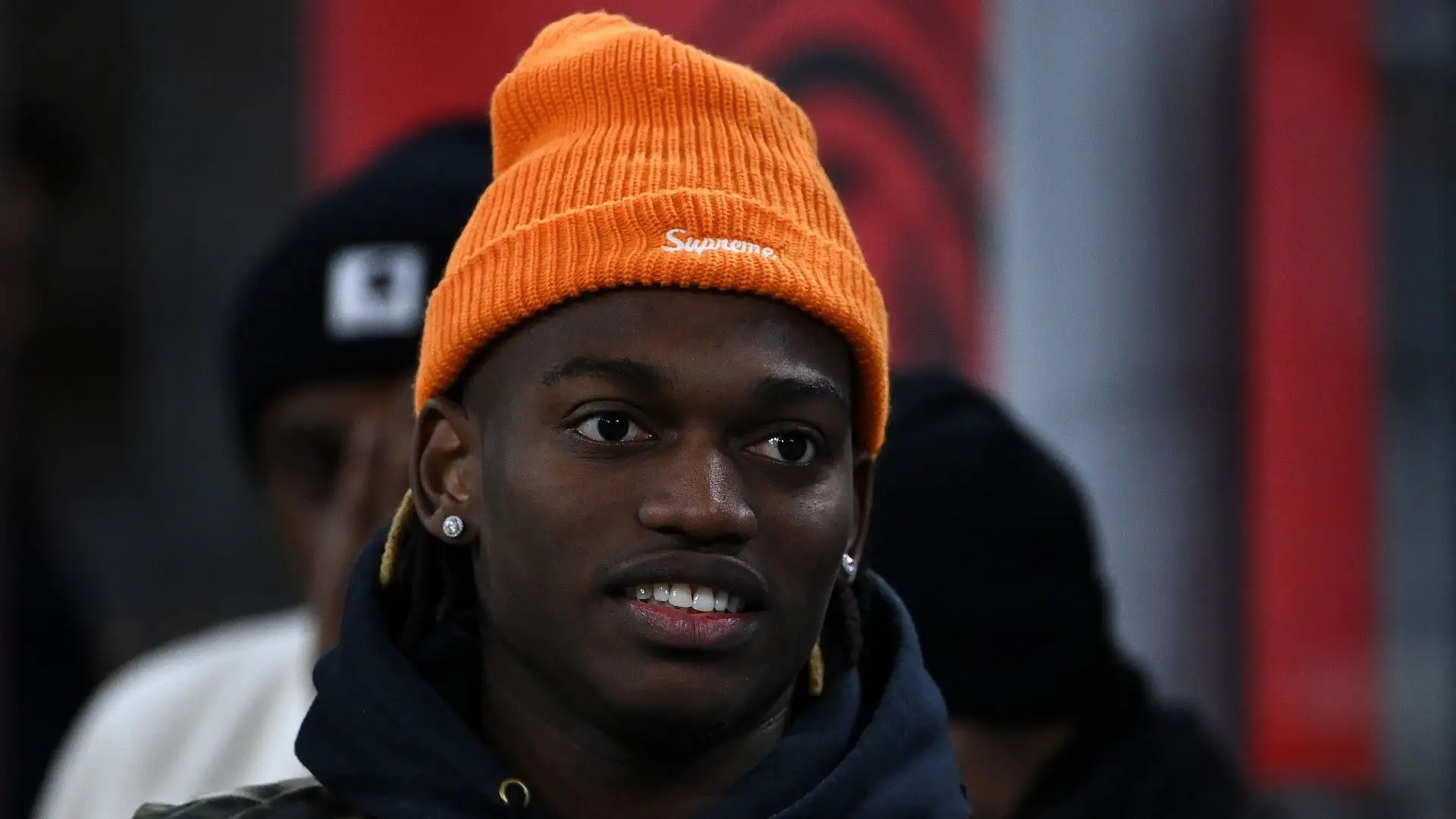 Rafael Leao, infortunato, ha guardato la sua squadra dalla tribuna