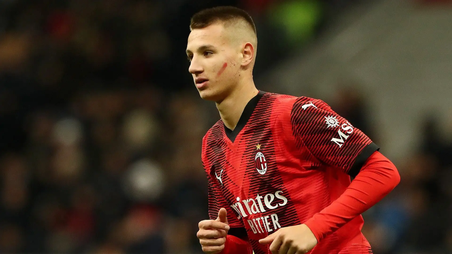 Camarda, appena entrato, era visibilmente emozionato dall'affetto del pubblico milanista