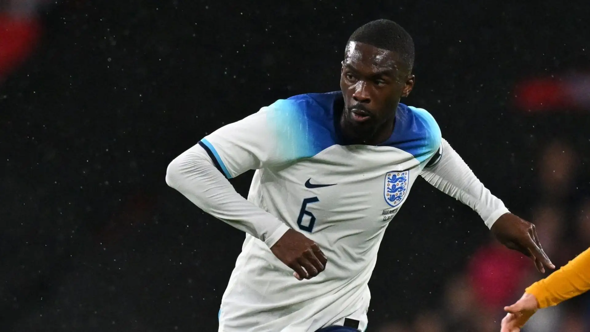Tomori ha giocato da terzino sinistro con la Nazionale dei Tre Leoni, ma è stato costretto ad uscire nell'intervallo