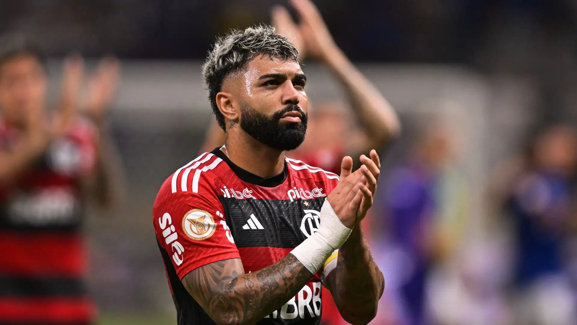 L'attaccante brasiliano, che visse una sfortunata parentesi all'Inter, sarebbe seguito dagli osservatori rossoneri, secondo il Daily Mirror