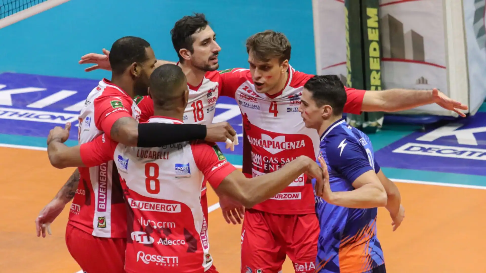 Sebbene gli ospiti siano tornati in vantaggio nel terzo set, la Mint Vero Volley si è ripresa con un quarto set solido e una serie di blocchi vincenti che hanno portato la squadra al tie-break. 