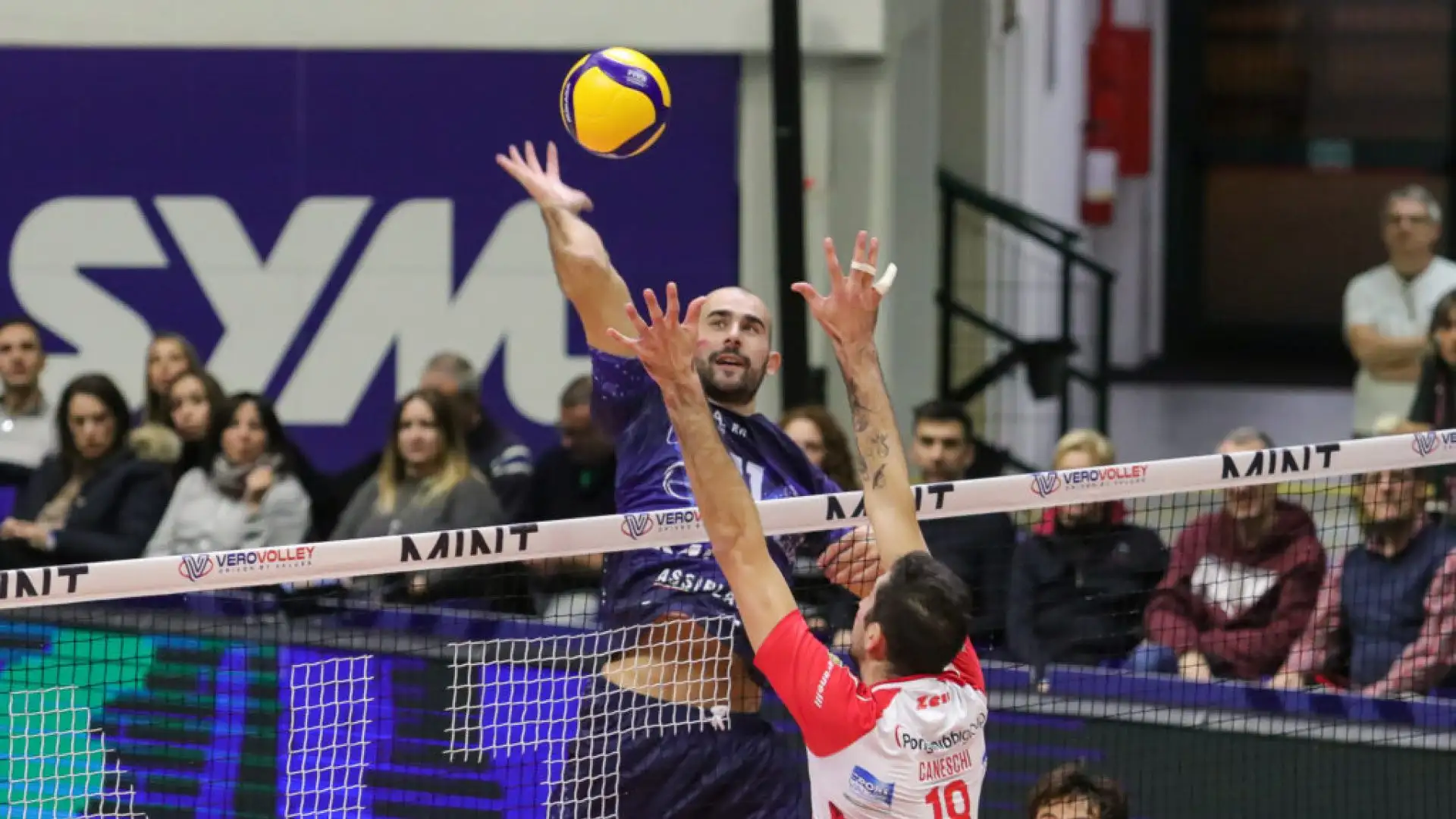 La Mint Vero Volley Monza ha conquistato una vittoria difficile sui Piacenza con un punteggio di 3-2, dopo una partita intensa e impegnativa. 