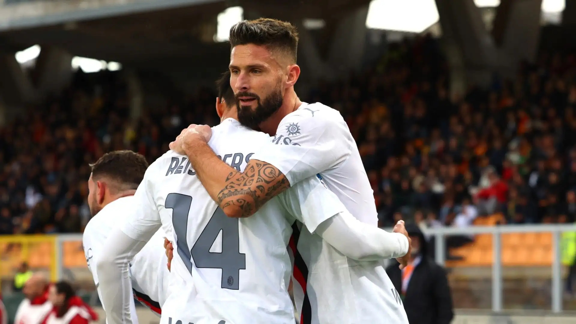 Il club rossonero vorrebbe prolungare di un anno l'accordo con il bomber
