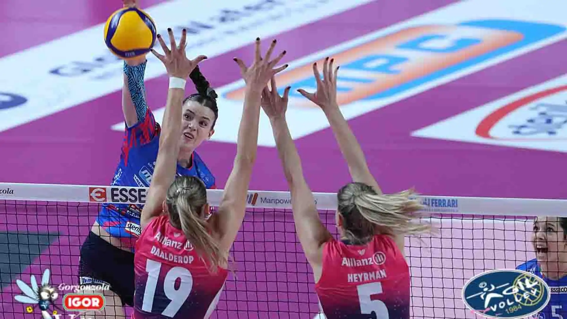 La formazione femminile del Consorzio, reduce dalle due sconfitte contro la Prosecco Doc Imoco Conegliano, ma anche da un netto successo in Champions League, non si è disunita e nel terzo set ha ripreso a martellare dalla linea dei nove metri.