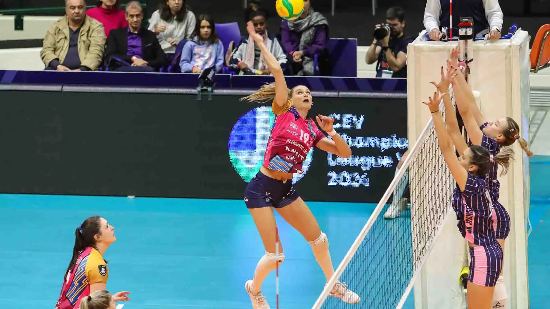 Nika Daalderop ha raggiunto quota 12 punti, mentre Heyrman ha chiuso la partita con 10 palloni a terra.