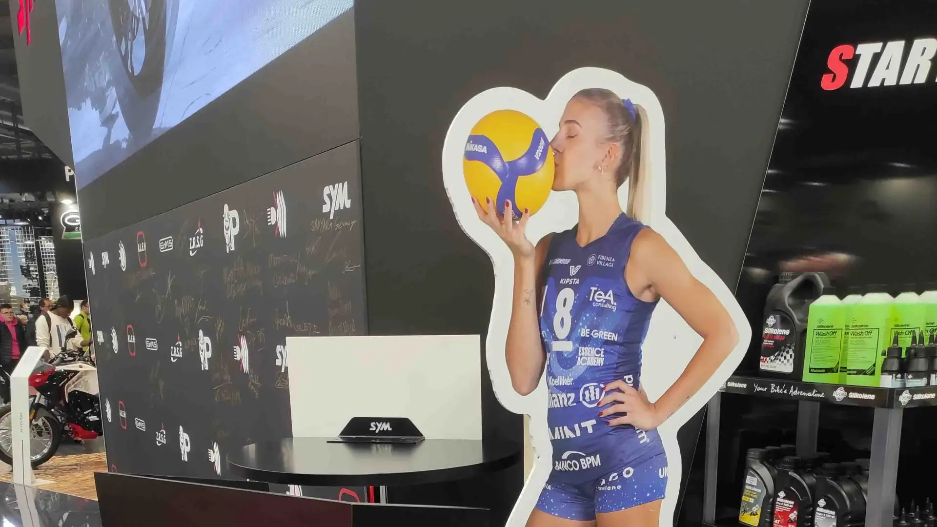 Le giocatrici dell'Allianz Vero Volley Milano hanno fatto visita alla fiera dedicata alle moto.