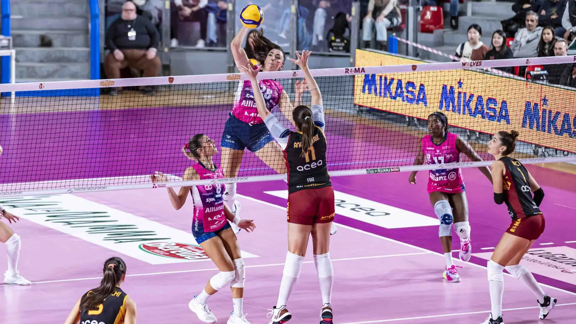 La sfida è stata una vera e propria prova per l'altra ex giocatrice, Nika Daalderop, che ha deciso di riposarsi dopo l'intenso periodo di partite ogni tre giorni che l'Allianz Vero Volley Milano sta affrontando. 
