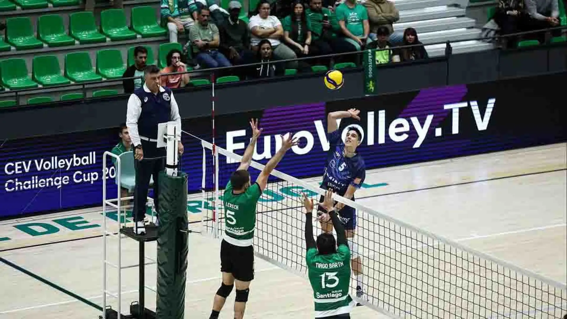 I tifosi spesso assistono alle partite delle diverse discipline.