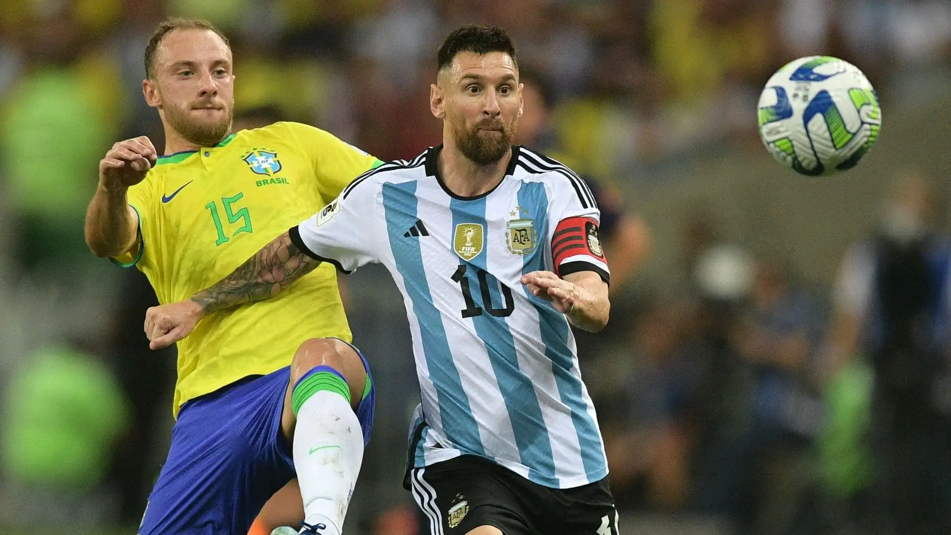 Ecco Messi che duella con Carlos Augusto
