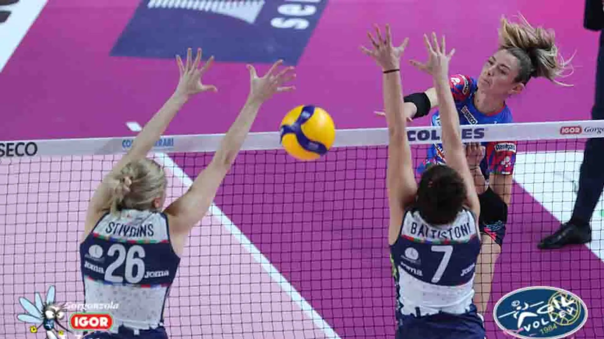 Nel campionato femminile, il record è stato stabilito durante una sfida tra Modena e Perugia nel 2001, con il quarto set conclusosi sul risultato di 48-46. L