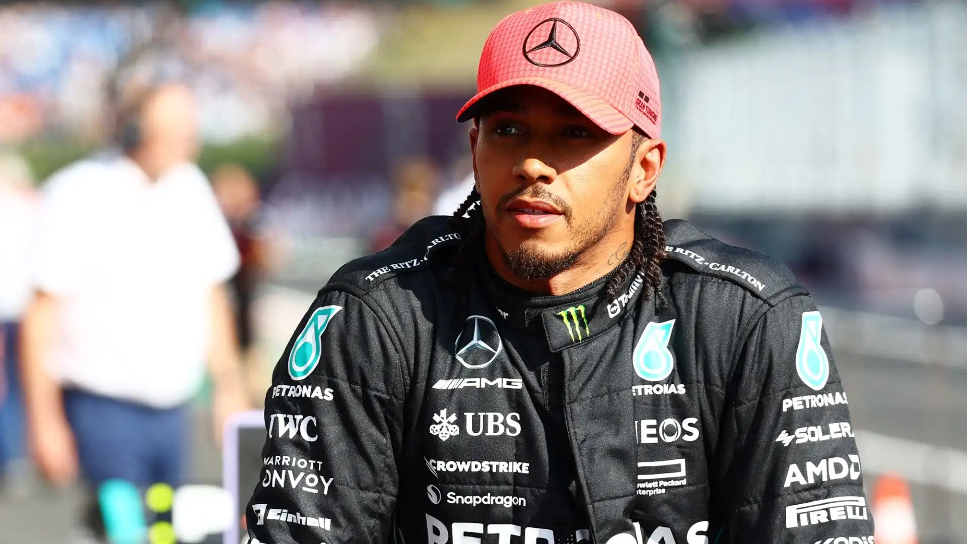 Lewis Hamilton punge Christian Horner