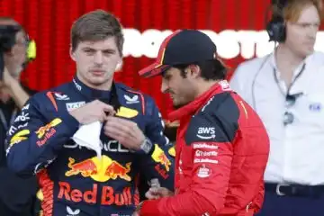 Max Verstappen, arriva già uno “scippo” a Carlos Sainz