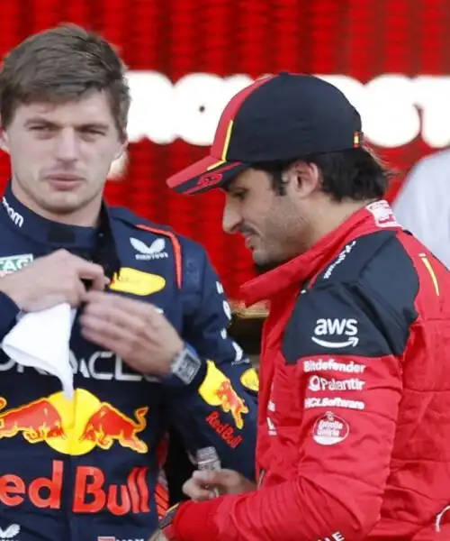 Max Verstappen, arriva già uno “scippo” a Carlos Sainz