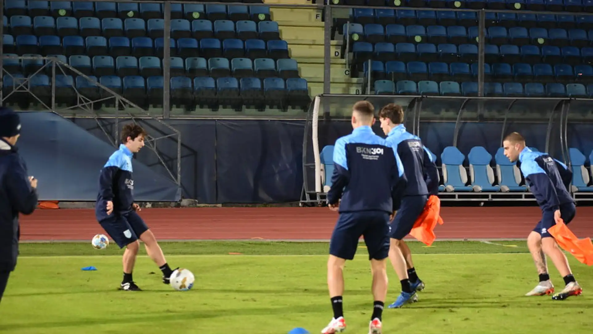 Pur non esistendo misure precise per il campo, è opportuno che esso sia adeguatamente spazioso per consentire una fluida gestione del pallone.