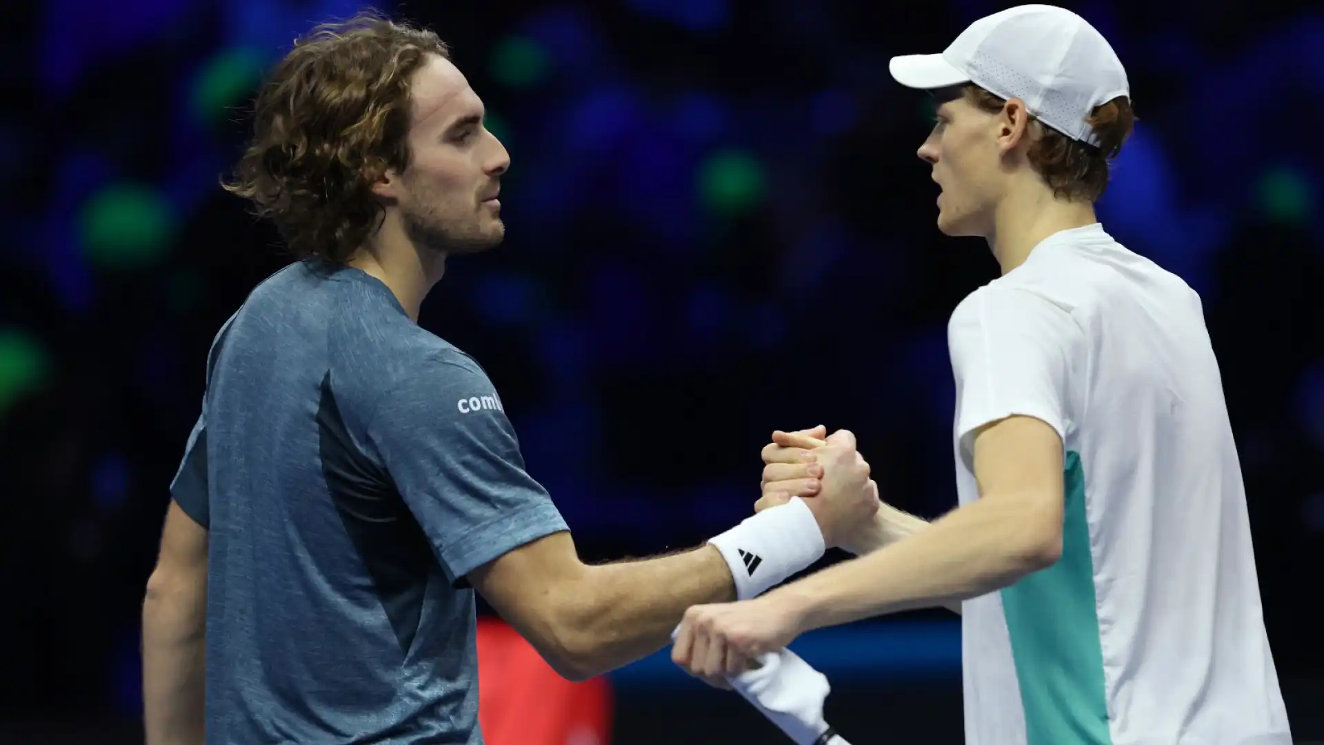 ATP Finals, Jannik Sinner parte forte: battuto Stefanos Tsitsipas