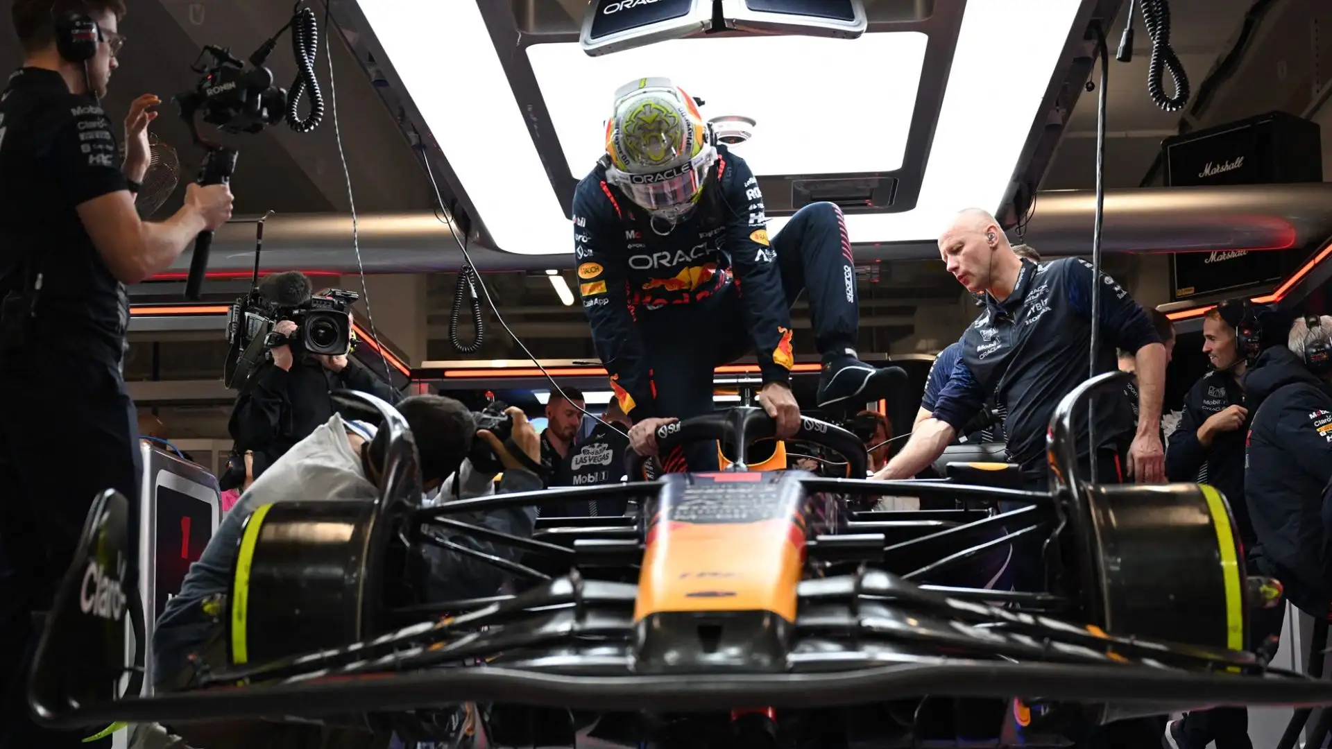 Verstappen ha attaccato anche Toto Wolff, che ha difeso gli organizzatori dopo l'incidente del tombino capitato al ferrarista Sainz